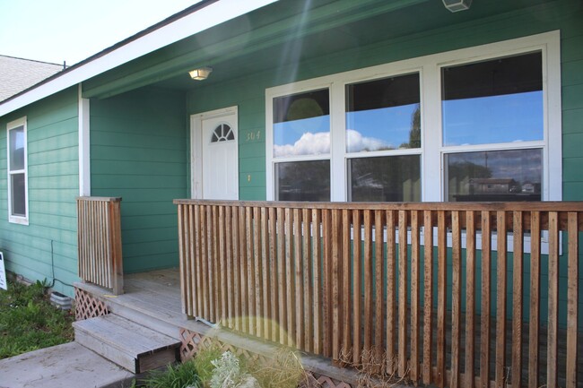 Building Photo - 304 N Willow St