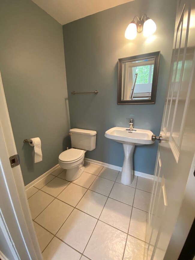 Foto del edificio - Beautiful Two Bedroom Townhome in Plymouth...