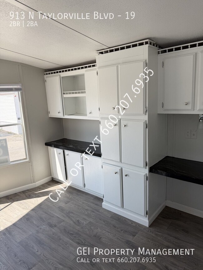 Building Photo - 913 N Taylorville Blvd