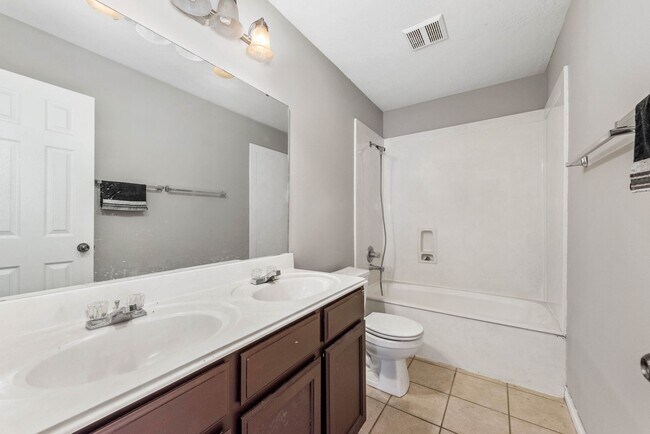 Foto del edificio - AUGUST PRE-LEASE! Incredible 4 Bed 3 Bath ...