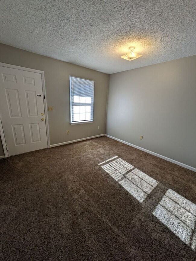 Foto del edificio - 1BD/1BA Unit on 2nd Floor of Three Oaks Complex in Hickory
