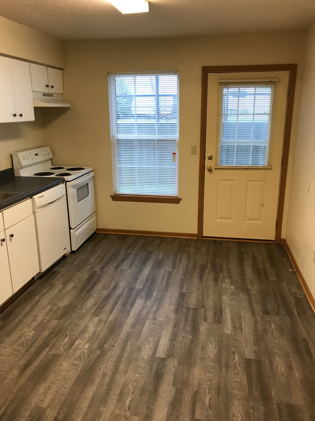 Building Photo - 701 Deerbrook Cir