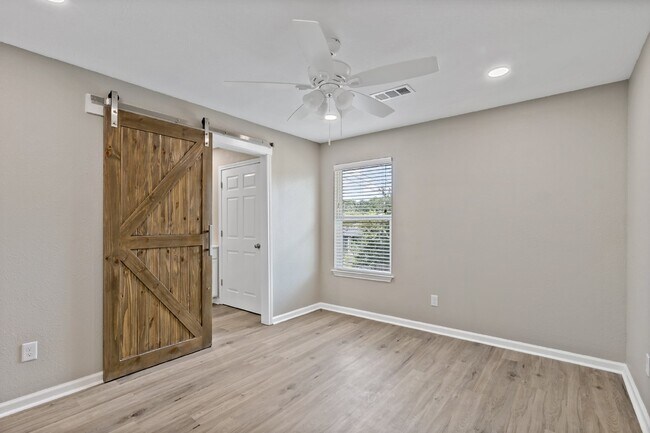 Foto del edificio - Remodeled 2 Bedroom 2 Bathroom Apartment.