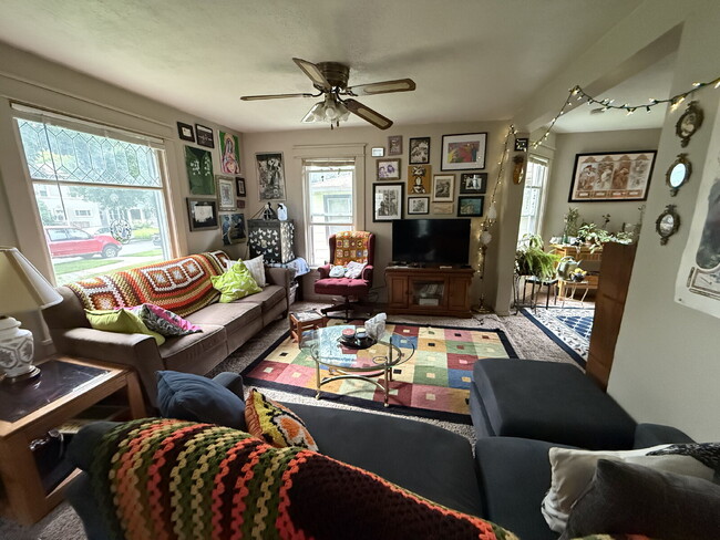 Building Photo - Spacious 2 bedroom, 1 bath home in highly ...