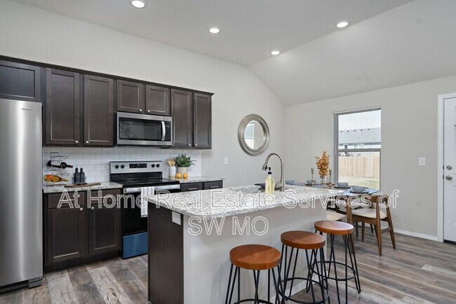 Foto del edificio - 223 Hickory Hills St