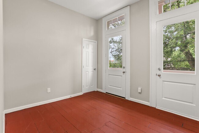 Foto del edificio - 2BD/1BA in Historic Building, Two Blocks off St Charles Ave