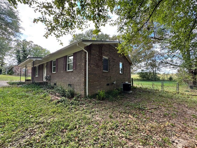 Foto del edificio - (Currently working on the property) 3/2 in...