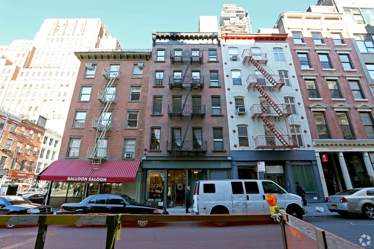 Building Photo - 147 Duane St