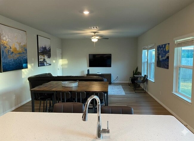 Foto del edificio - 11700 Lily Branch Ln