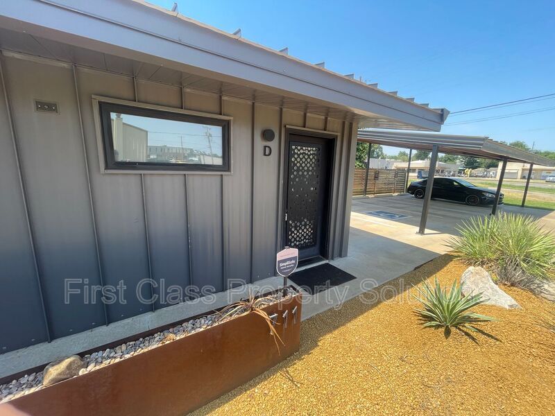 Foto principal - 711 N Douglas Ave