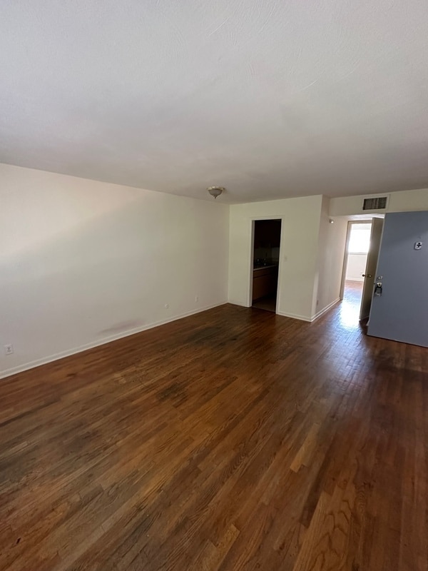 Building Photo - 1063 W 48th St