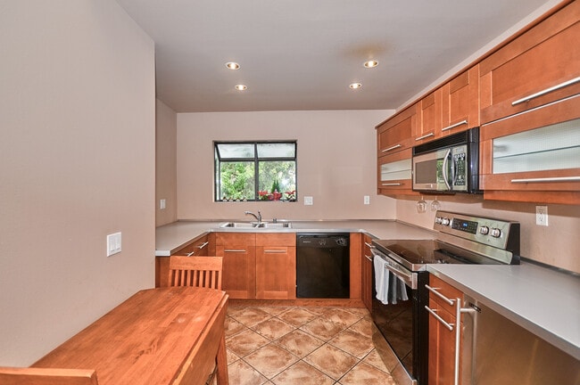 Building Photo - 98 Lakepines