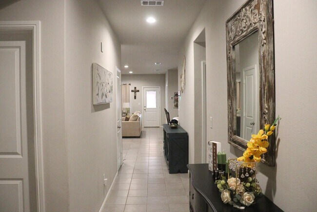 Foto del edificio - 7003 Adenium Rd