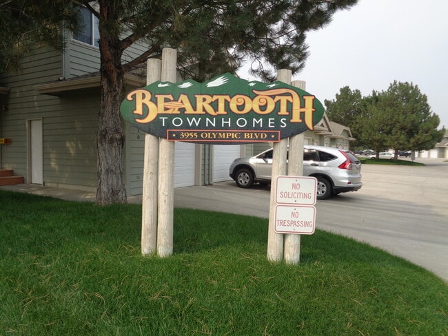 Building Photo - 2 Bedroom, 2 1/2 Bathroom Townhome on West End