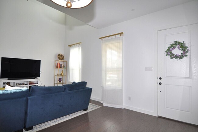 Foto del edificio - 6529 Iron Horse Blvd