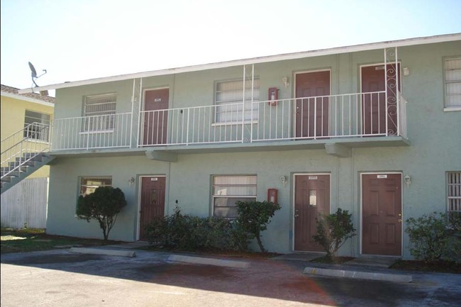 Building Photo - Palm Gardens