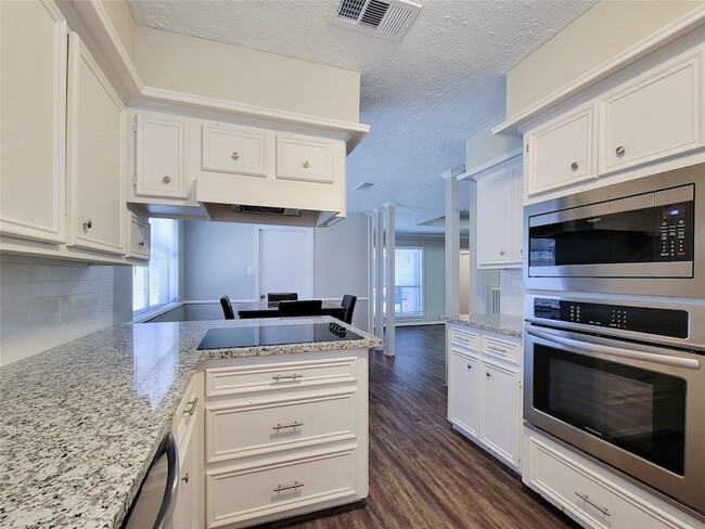 Building Photo - 6606 Brittany Park Ln