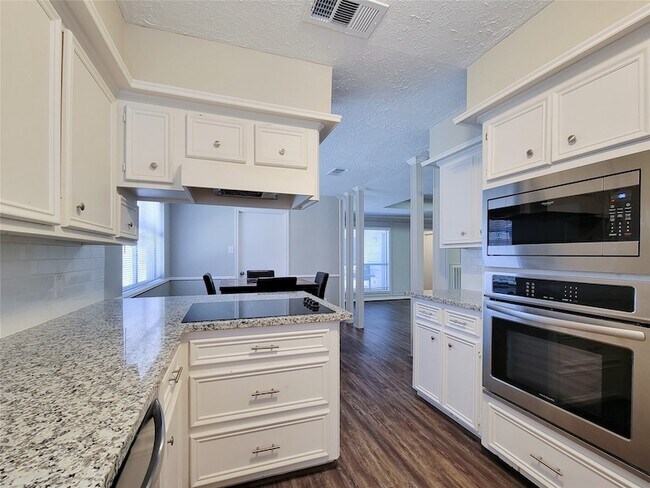 Foto del edificio - 6606 Brittany Park Ln