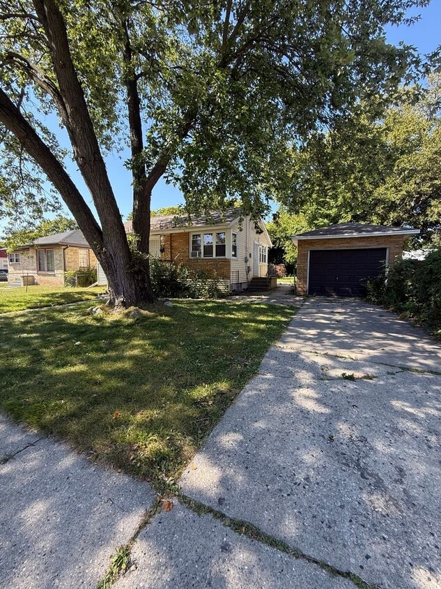 Foto del edificio - REDONE 3BR SINGLE FAMILY, HUGE YARD, GARAG...