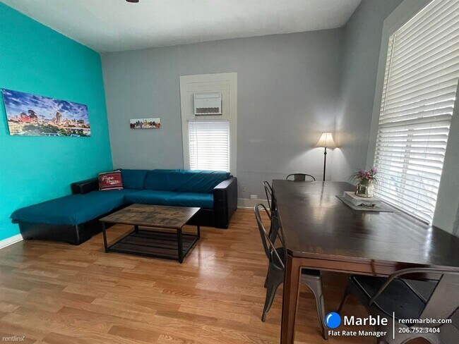 Building Photo - 2 br, 1 bath Townhome - 2109 Iowa St B