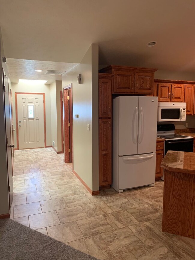 Building Photo - 2 Bedroom, 1 Bath Attached Townhome With N...