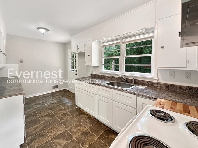 Building Photo - Charming Home with Deck and Garage in Prime Location | Pet Friendly