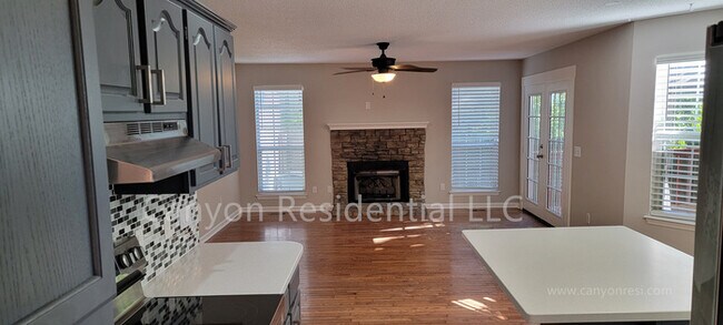 Foto del edificio - Beautiful 4b Room!Move in ready!