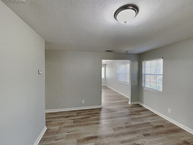 Building Photo - 5516 Ahmad Dr W