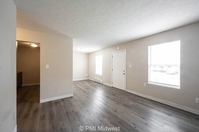 Building Photo - 3 bedroom 2 bath