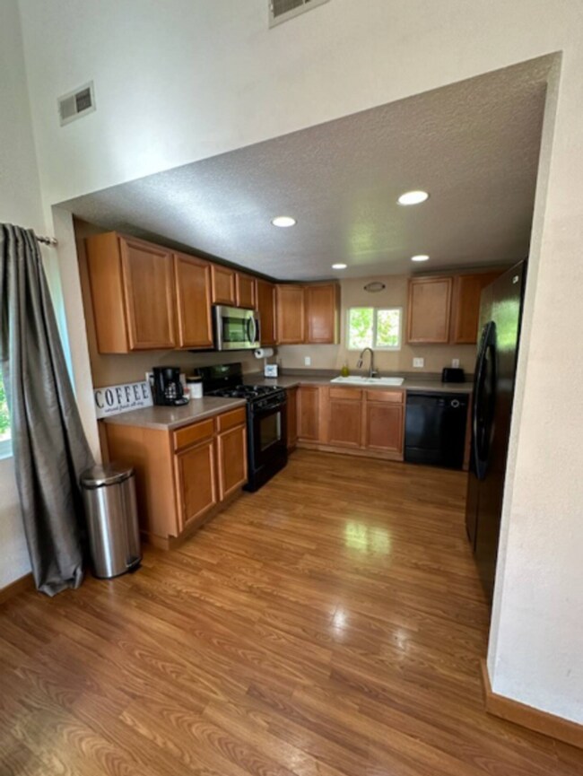 Building Photo - 2 Bedroom 1 Bath - Close to Lakes!