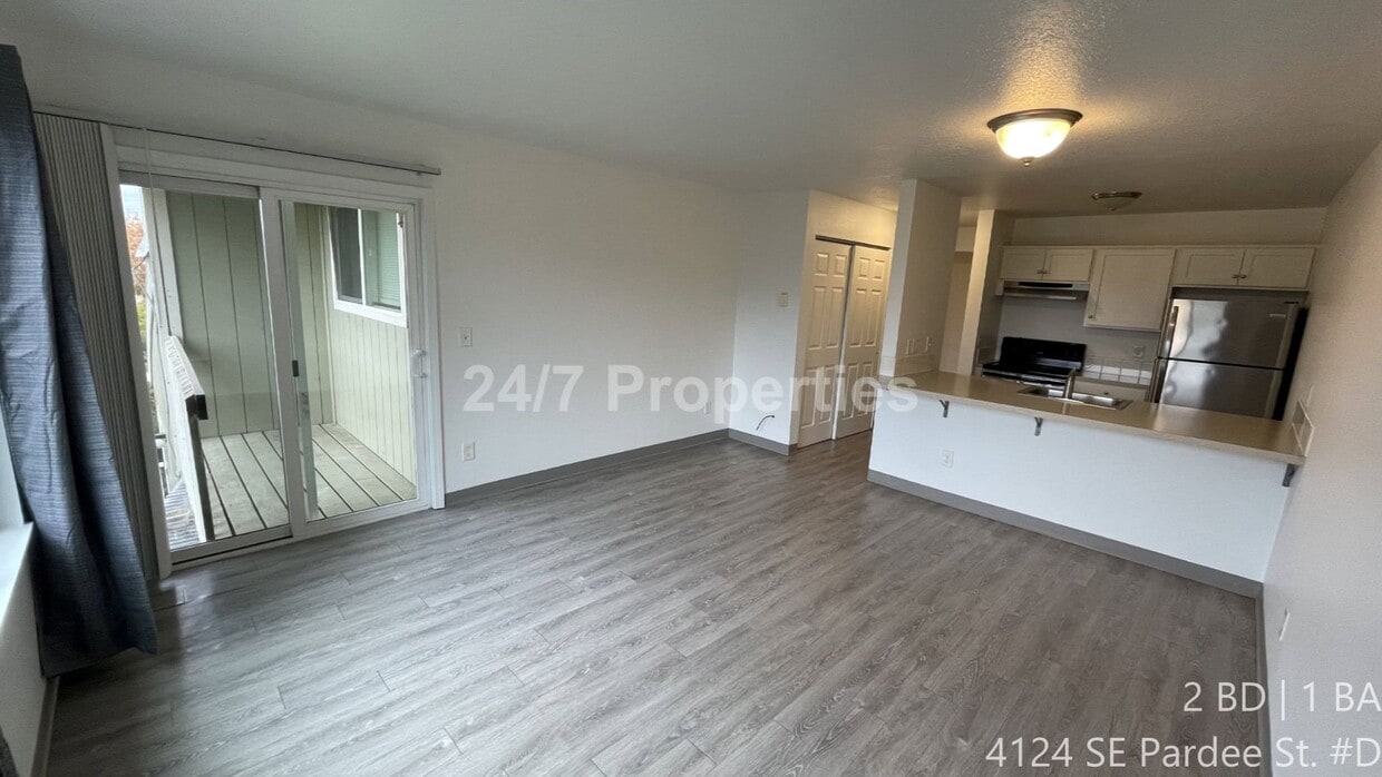 SE Portland - 2BD I 1BA - Top Floor w/ Balcony! - SE Portland - 2BD I 1BA - Top Floor w/ Balcony!