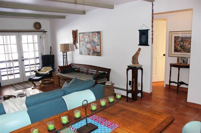 Building Photo - 405 Camino de la Placita Unit 2B