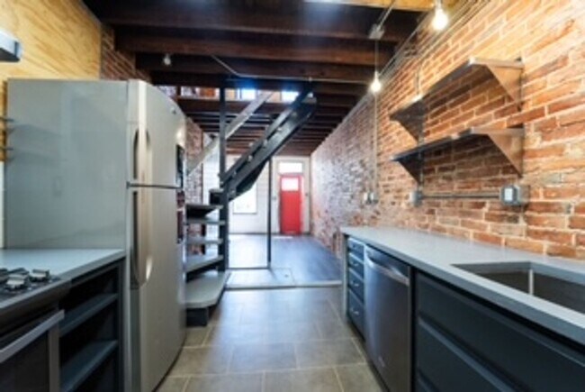 Building Photo - AMAZING 1 BEDROOM TOWNHOME IN HOLLINS MARKET