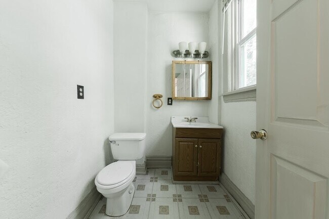 Building Photo - AVAILABLE JUNE 2026 - Great Location with Off-Street Parking Spot !