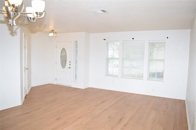 Building Photo - 2418 Willow Way