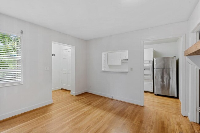 Building Photo - 11 Peachtree Hills Ave NE