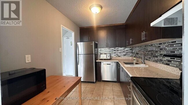 Building Photo - 2121 Roche Ct