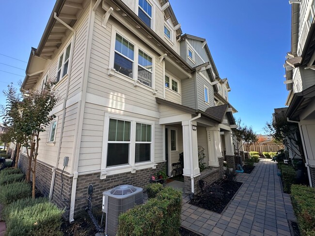 Building Photo - Modern Single-Family 3BD/3.5BA Townhouse i...