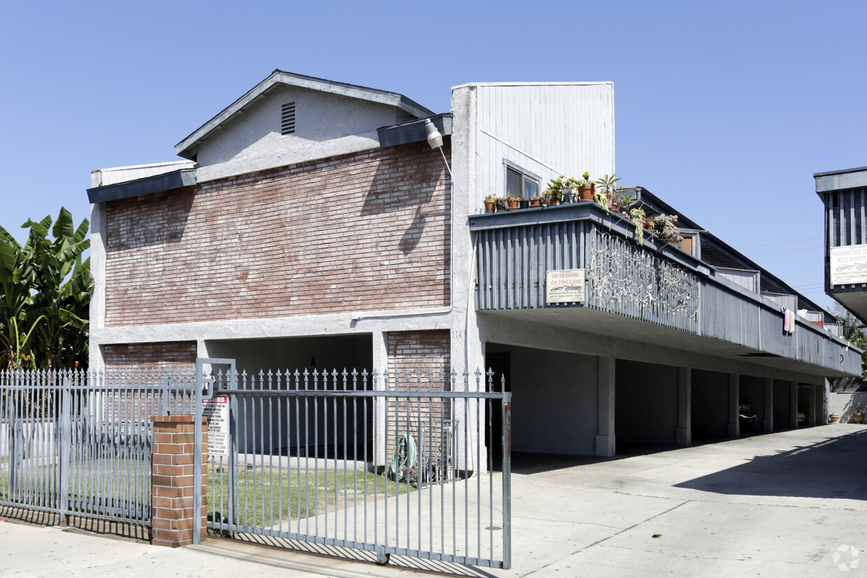 Building Photo - 1141-1143 Highland St