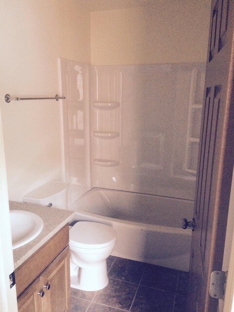 Upstairs full bathroom - 2907 Riverside Dr