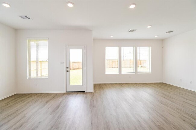Foto del edificio - 707 Willow Harbor Ln