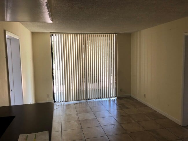 Foto del edificio - TWO BEDROOM TWO BATHROOM!! WATERFRONT COMMUNITY!!