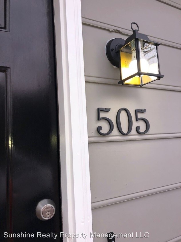 Primary Photo - 503-505 E Hanover Rd