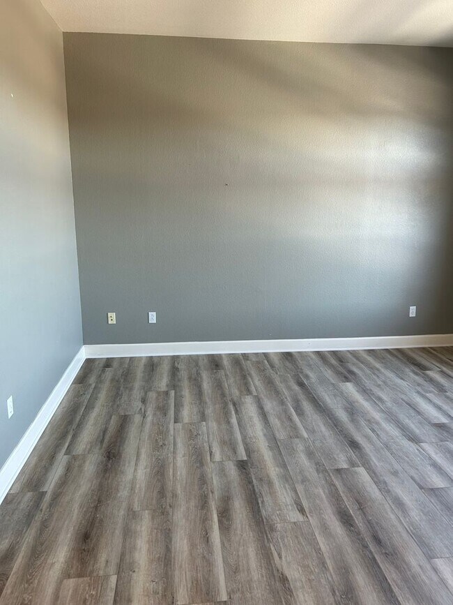 Building Photo - Spacious Condo with Private Balcony & Carp...
