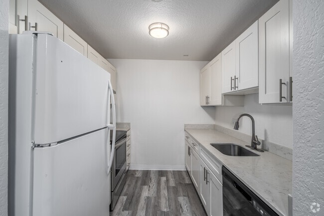 1BR, 1BA - 712SF - Kitchen - Westmont Apartments