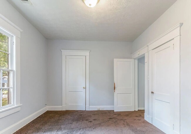 Building Photo - 3bd/2ba in the Heart of Oakland City and M...