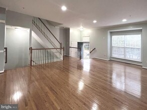 Building Photo - 2610 Streamview Dr