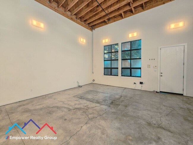 Building Photo - 1 Bed 1.5 Bath Loft in Desired Emeryville/Oakland Neighborhood