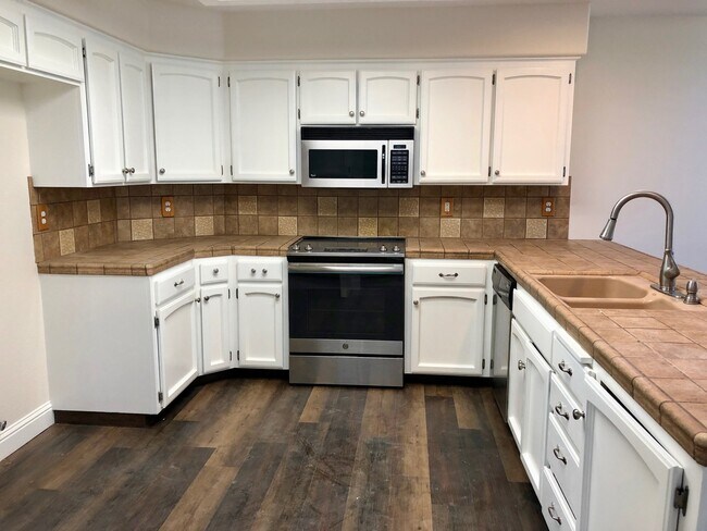 Foto del edificio - $2,950 Alluvial & Cedar, 4 Bedroom - N. Wo...