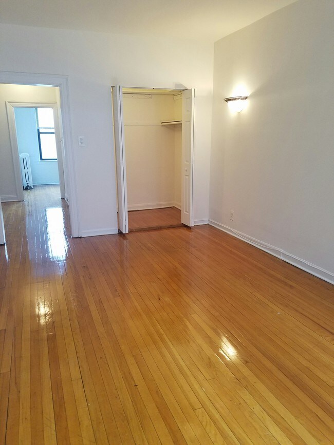 Building Photo - 638 W Addison St